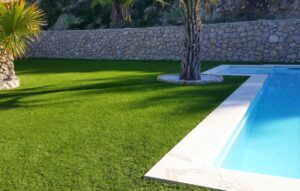 comment poser un gazon synthétique autour d’une piscine
