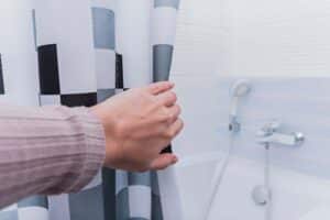 rideau de douche ou pare baignoire, que choisir pour sa salle de bain